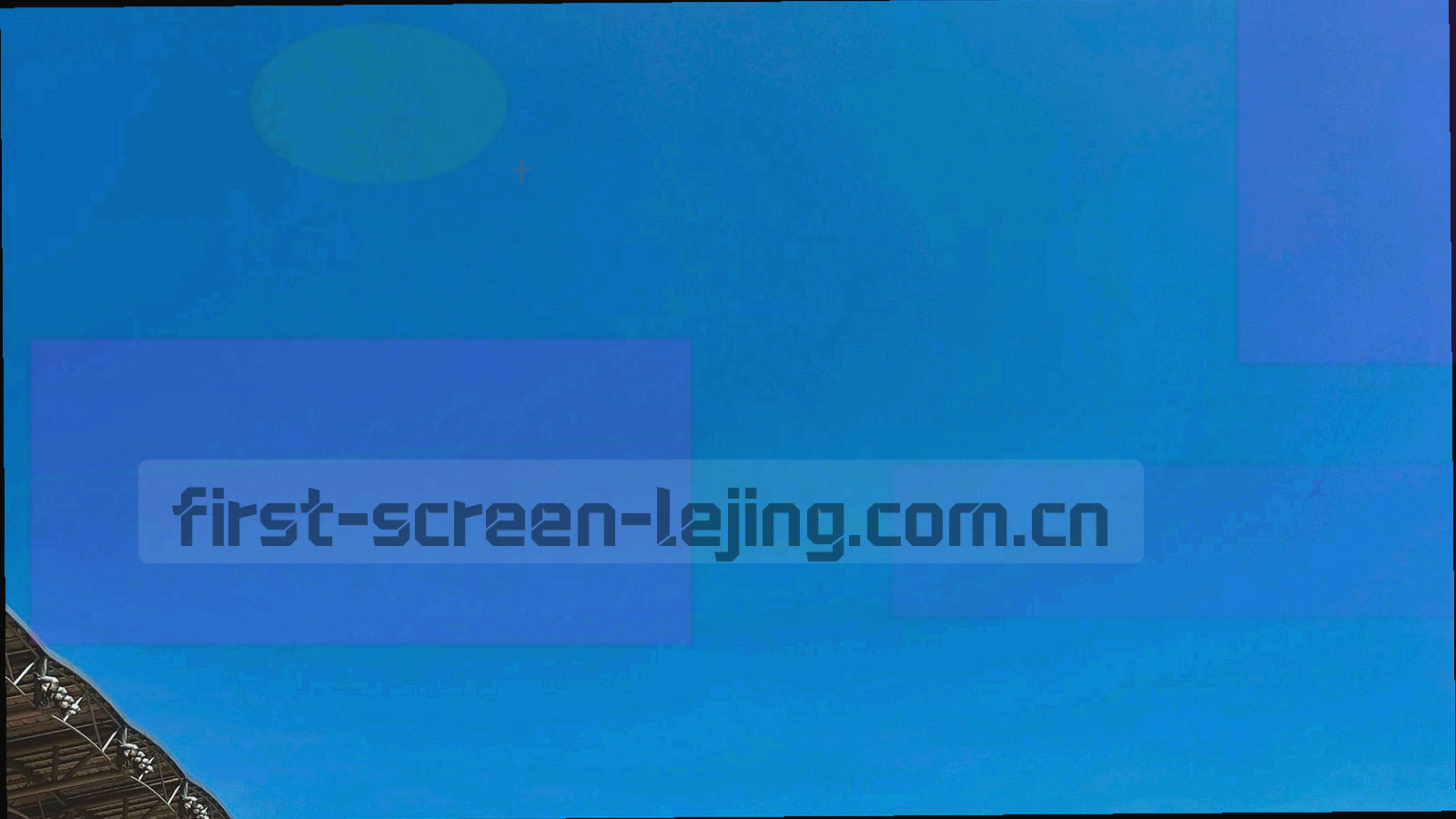 夜间球场线条与荧光青数据网格融合的抽象背景